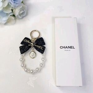 Chanel Pearl Bow Keyring - Black & Pearl